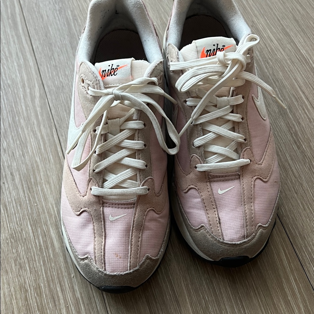 Nike Women's Blush and Cream Sneakers Size 8 - Picture 3 of 5